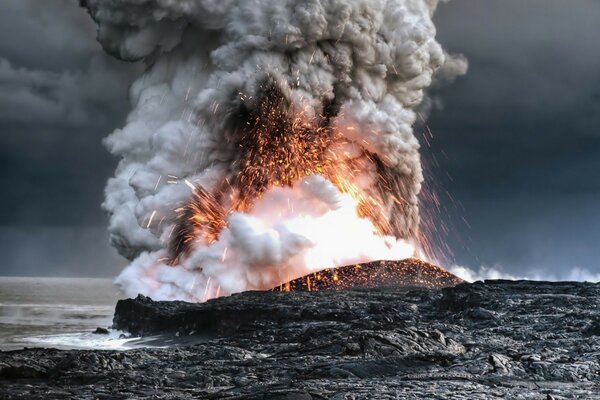 Erupción volcánica en el mar