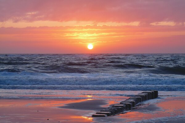 Puesta de sol rosa del mar del Norte de Alemania