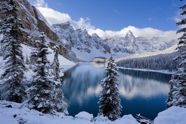 Reflejo en el lago de las montañas nevadas