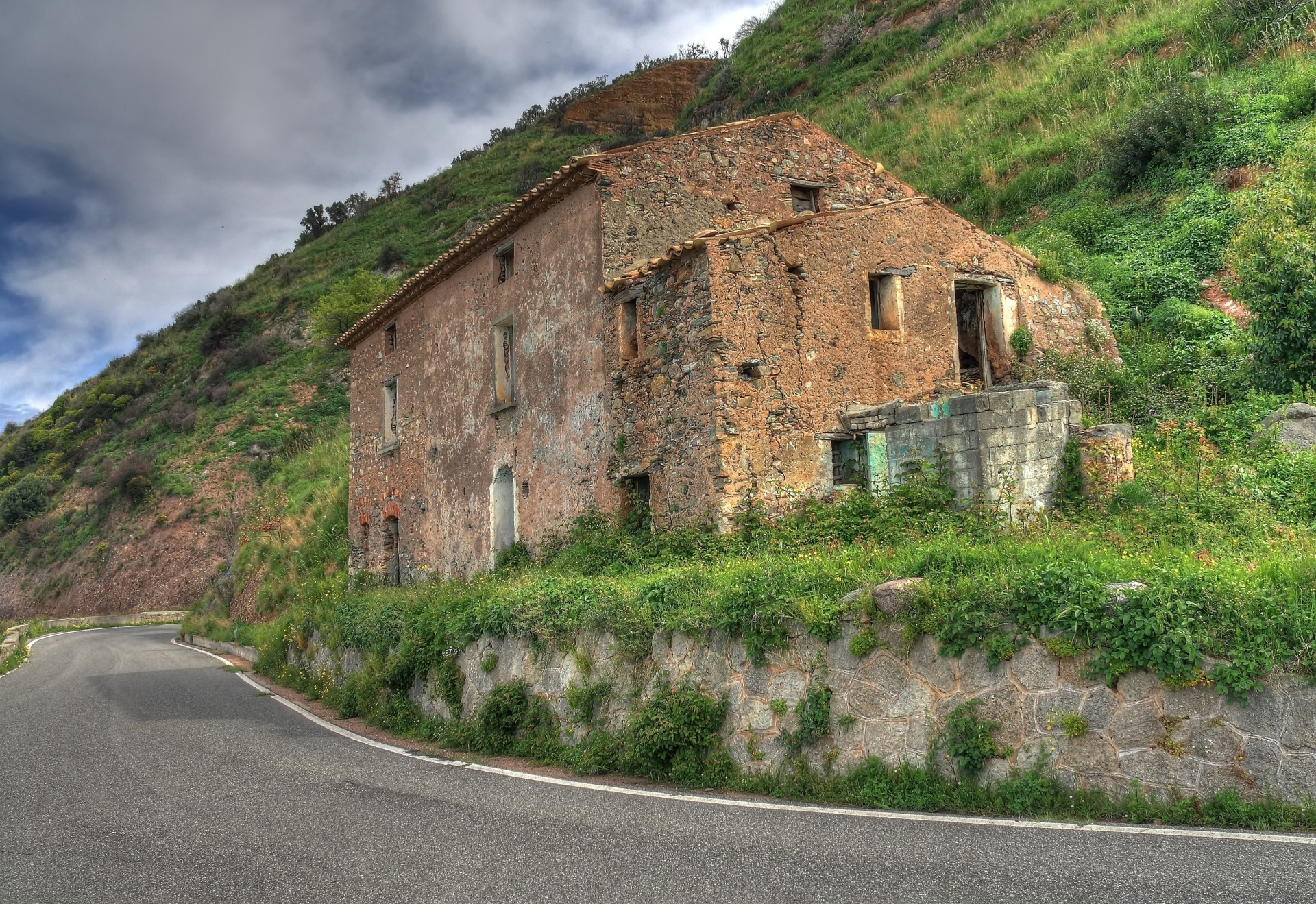 straße landschaft zerstörtes gebäude hdr