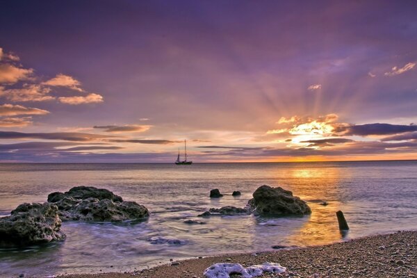 Hermoso paisaje de puesta de sol en el mar