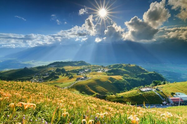 Sol brillante sobre el terreno montañoso