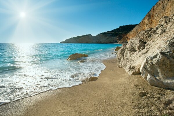 La naturaleza sensual de Grecia. Horizonte azul marino, sol, arena y rocas