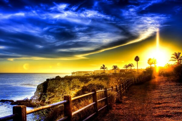 Strada lungo la costa dell oceano al tramonto