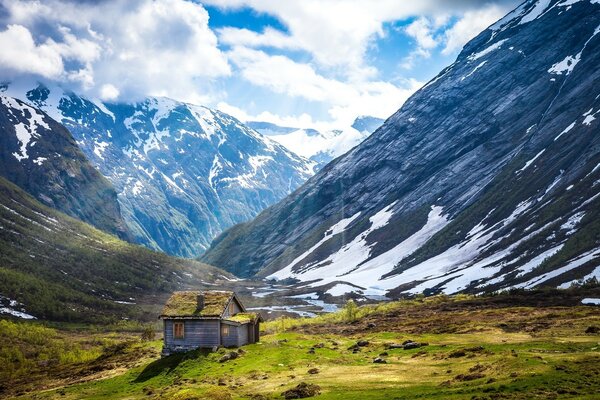 Paesaggio norvegese con montagne innevate e raggi di sole attraverso le nuvole