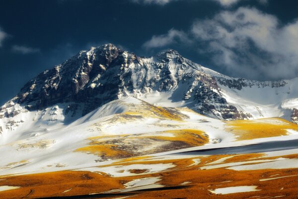 Berg im Schnee auf Himmelshintergrund