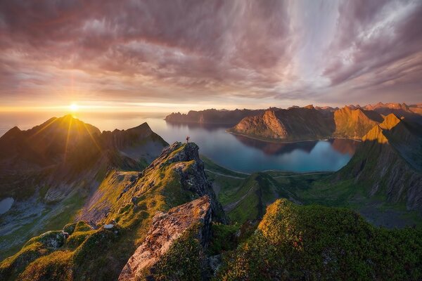 Lugares hermosos en Noruega: rocas, islas, acantilados