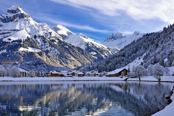 Schweizer Landschaft aus Bergen und Seen