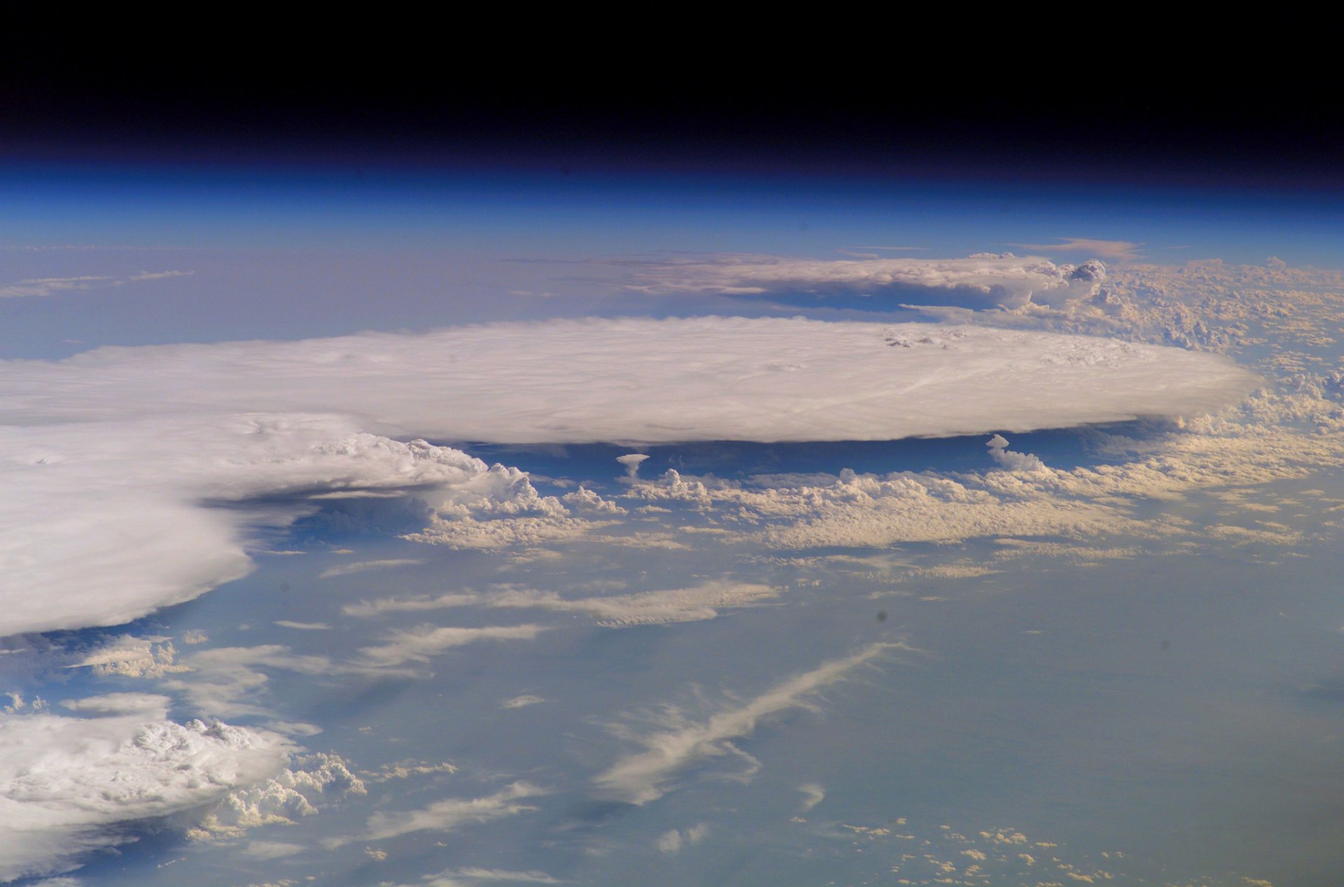 terre planète atmosphère nuages