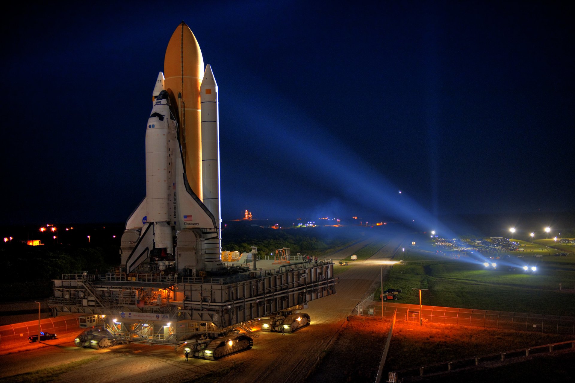 transbordador descubrimiento puerto espacial crepúsculo focos