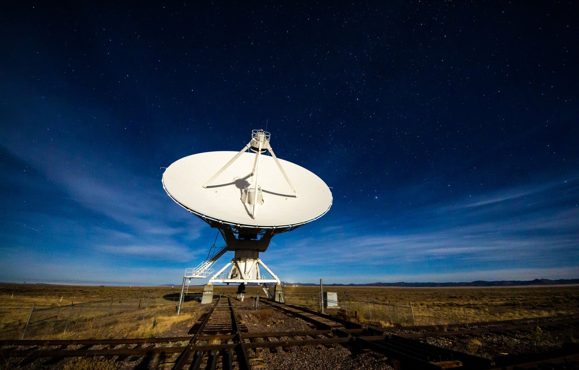 campo llano horizonte cielo luces antena placa diseño tamaño receptor señal blanco disco nubes