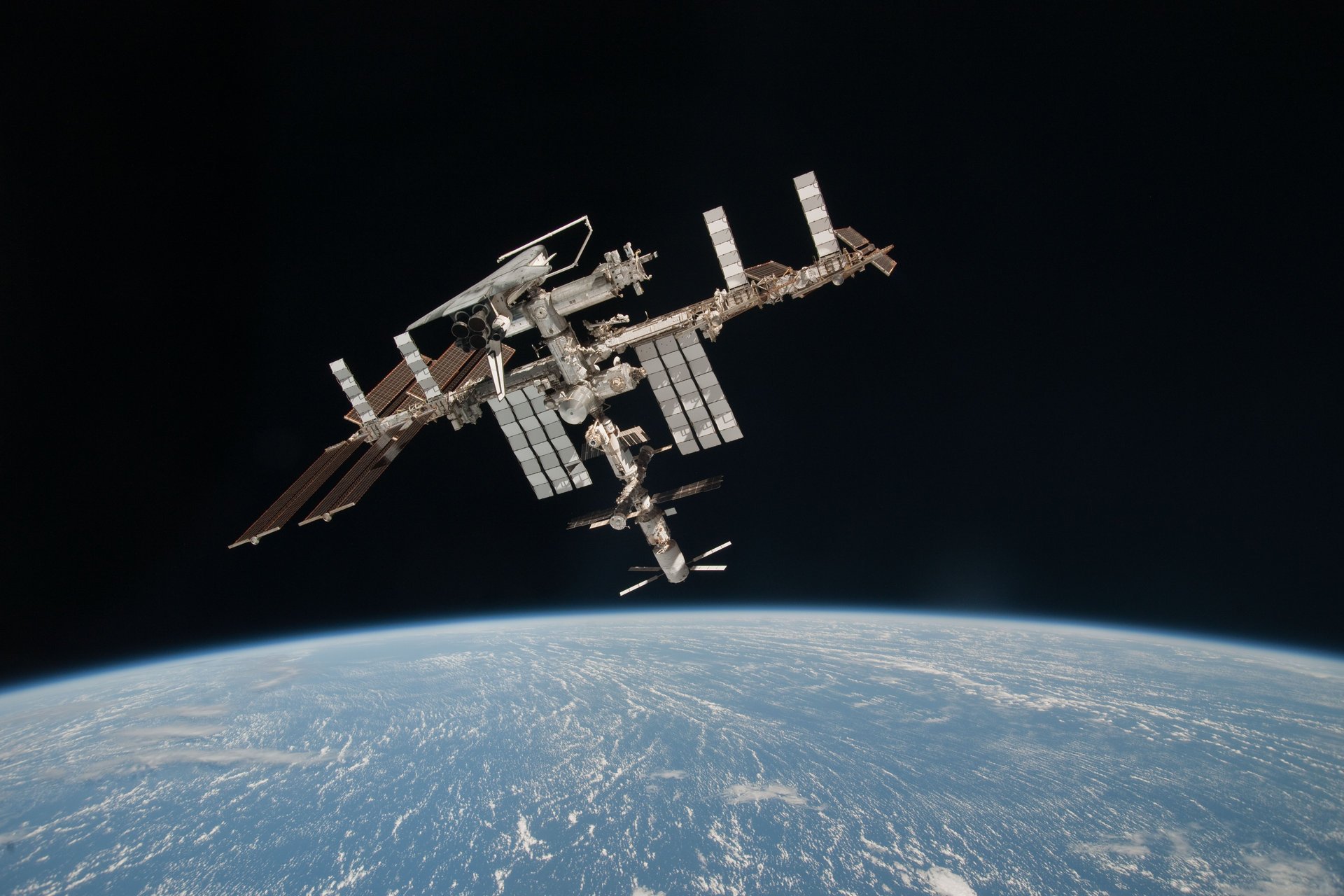 iss navette spatiale amarrage espace satellite