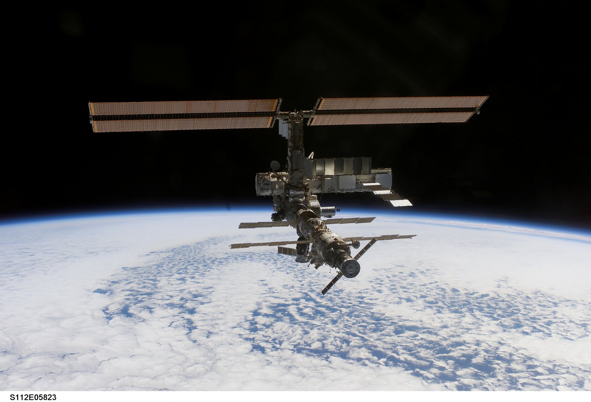 iss terre espace nuages