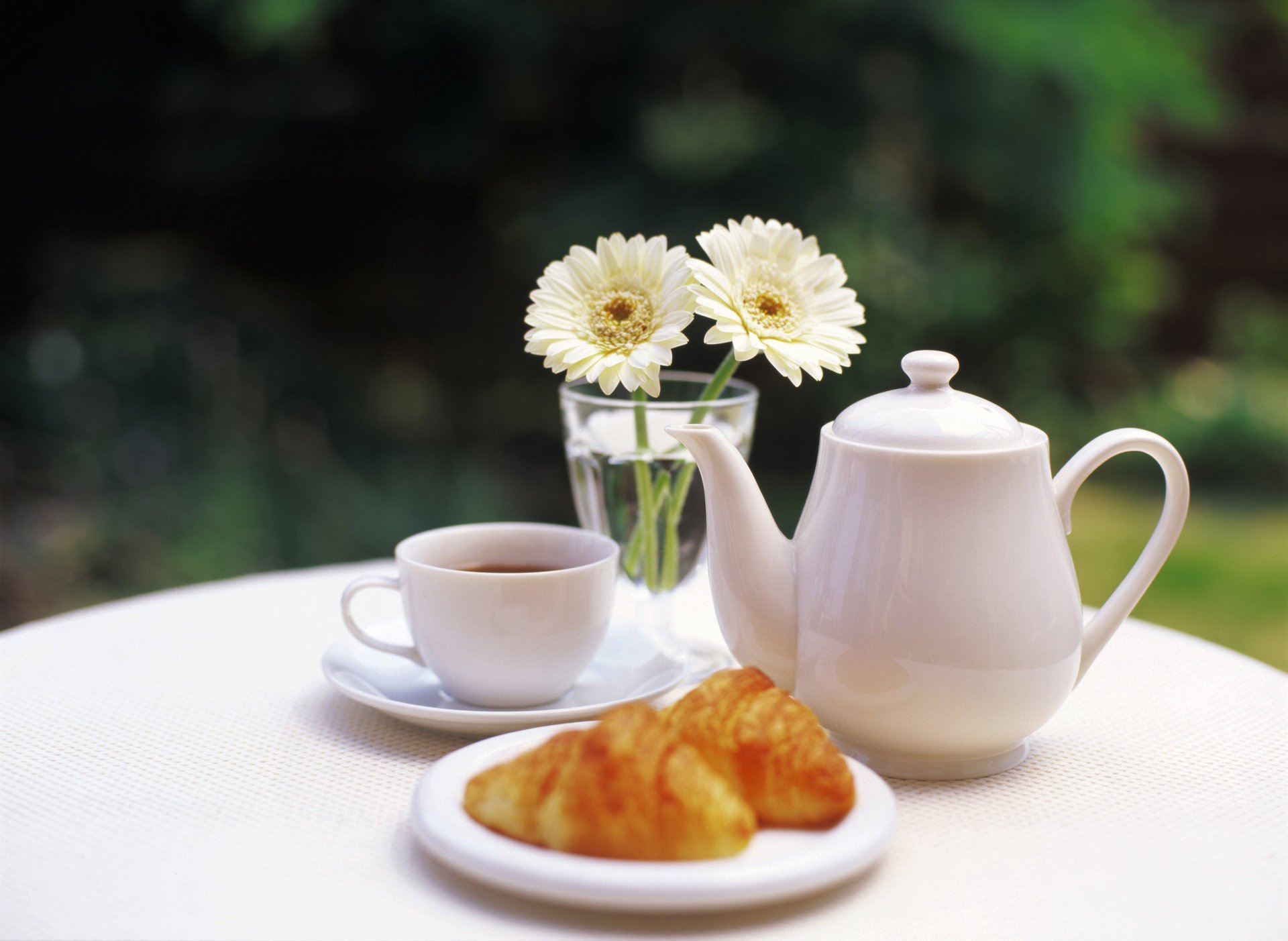 fleurs table tasse petits pains thé vase théière