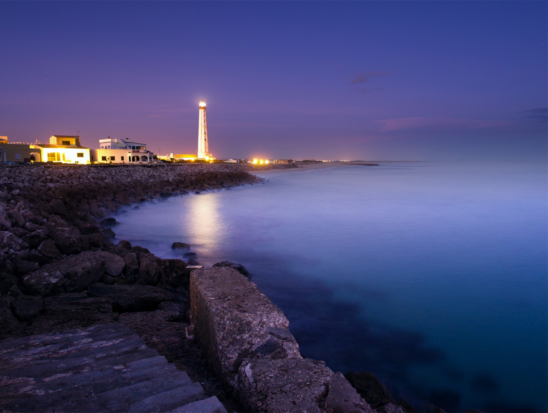 lumières côte océan nuit