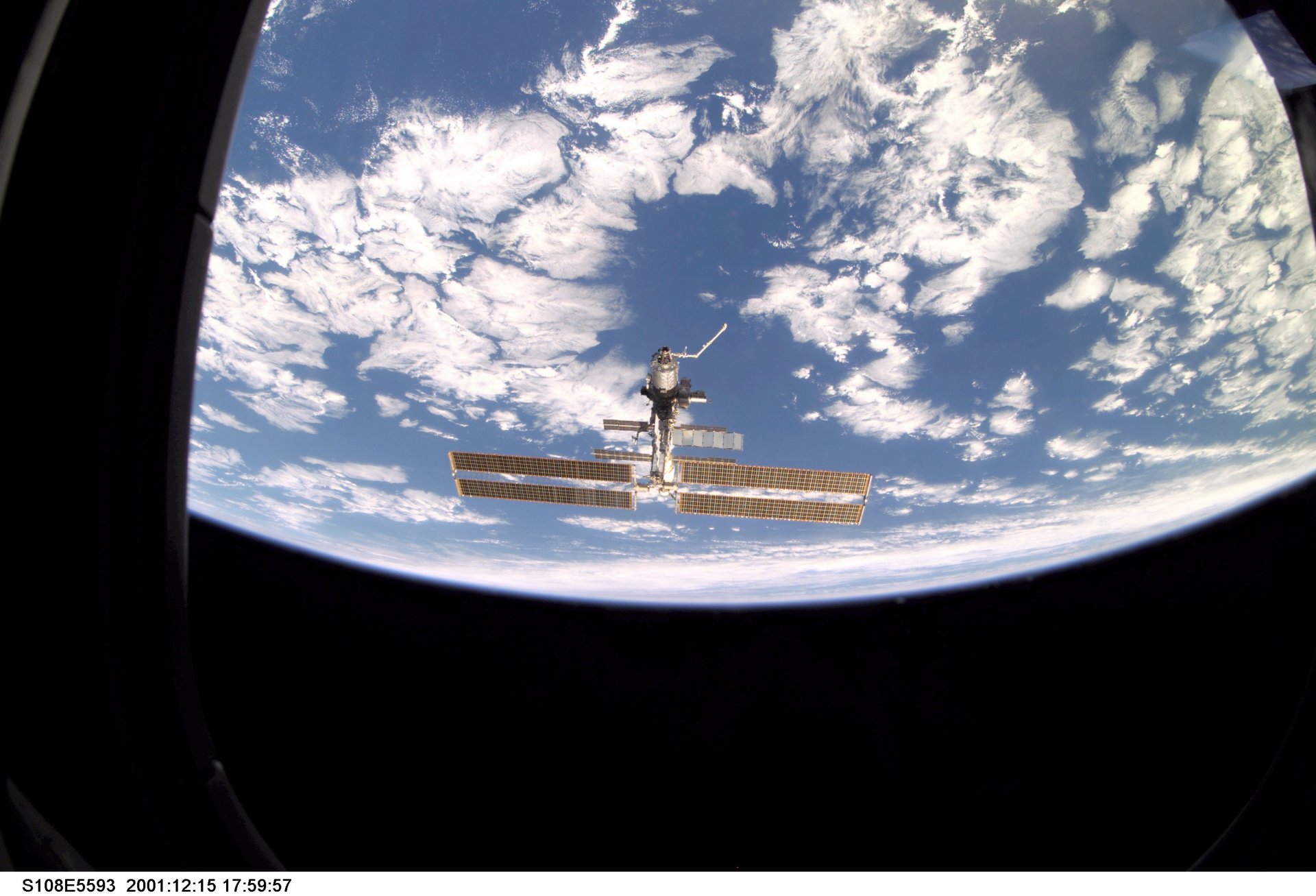 iss terre nuages espace