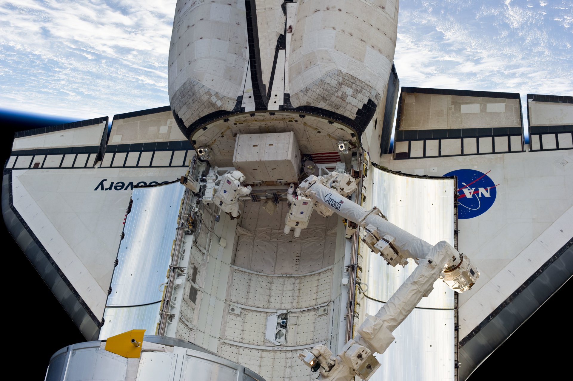 kosmos wahadłowiec discovery astronauci planeta ziemia