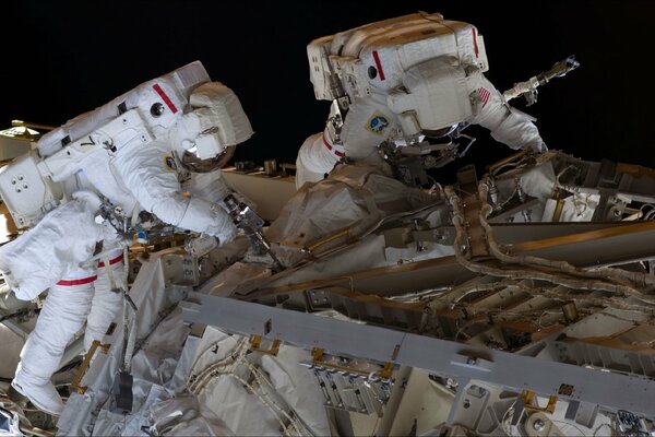 Astronauten produzieren Arbeiten im offenen Raum