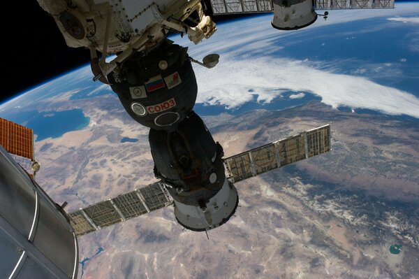 Nave espacial TMA-7 en el fondo del planeta tierra