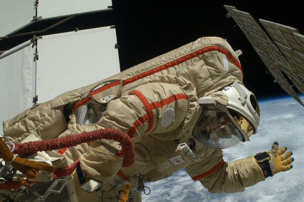 Cosmonauta ruso en el espacio exterior