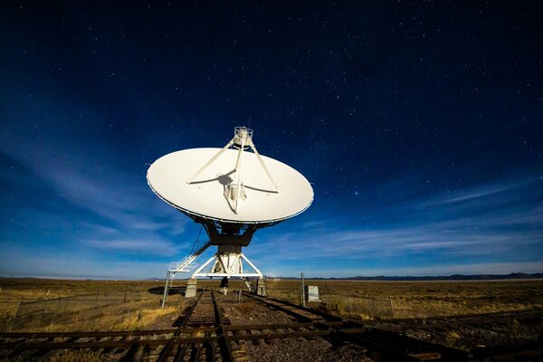 Antena parabólica dirigida al cielo