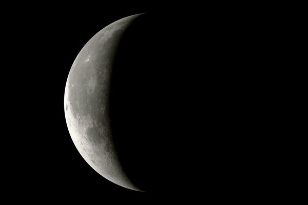 Fase lunare. Satellite nel telescopio