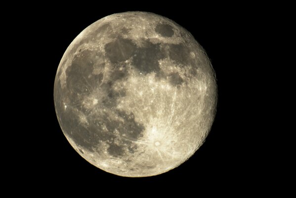 Foto notturna in bianco e nero della Luna