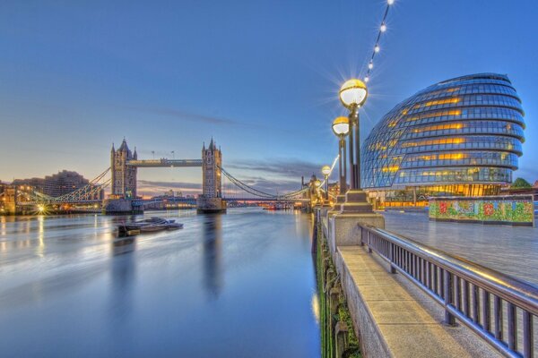 Photo de Londres à l aube le long de la rivière