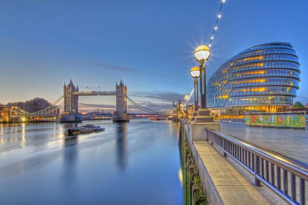 Foto di Londra all alba lungo il fiume