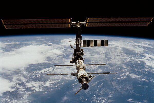 Фото космической станции на фоне земли