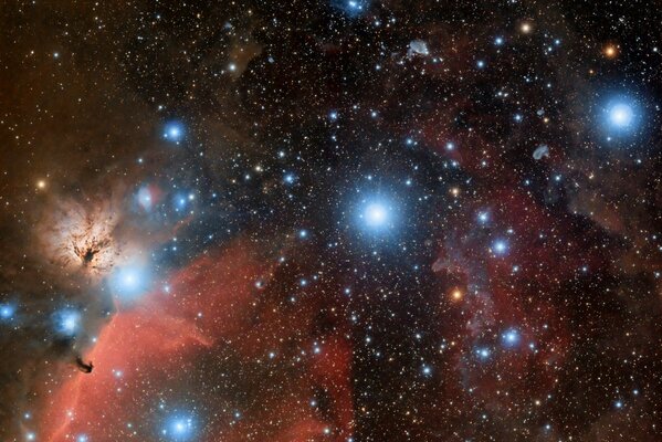 Durante una nebulosa en el espacio, estrellas aún más brillantes