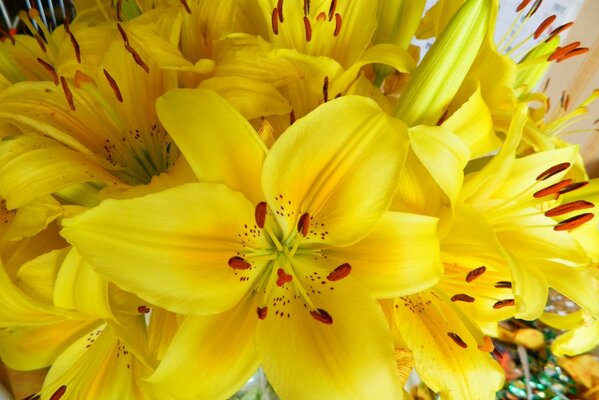 Bouquets de lys jaune vif