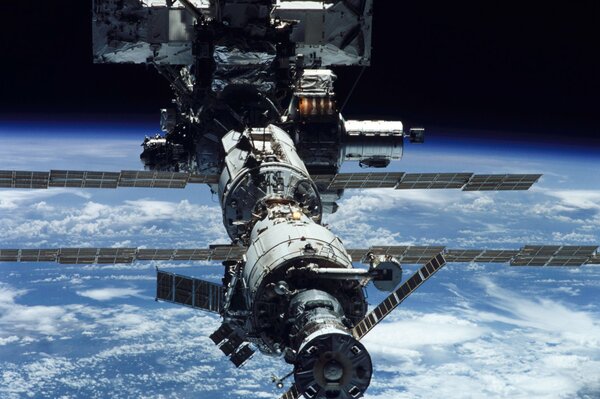 Stazione Spaziale Internazionale sullo sfondo della terra