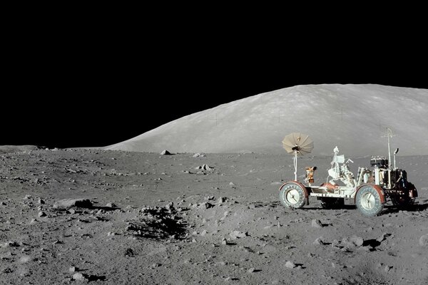 Panorama de la superficie lunar con un astronauta