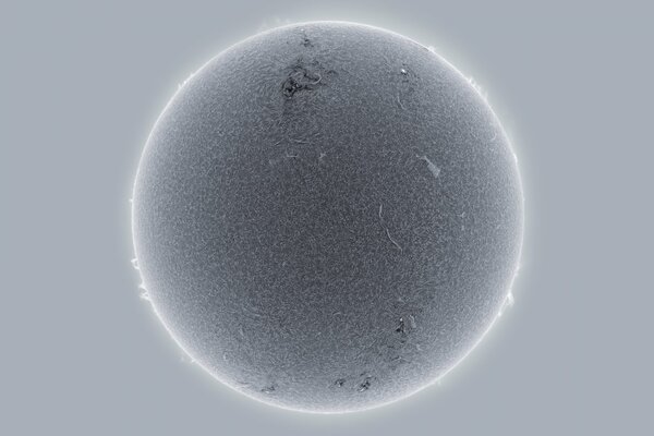 È meglio guardare il sole attraverso un filtro di luce scura