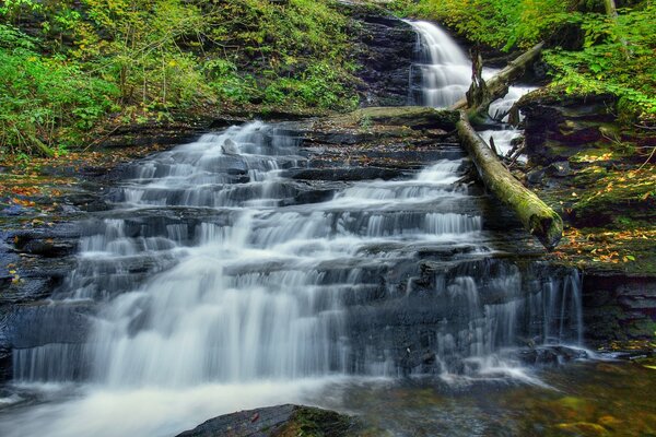 Eine Kaskade Wasser fließt vom Wasserfall ab