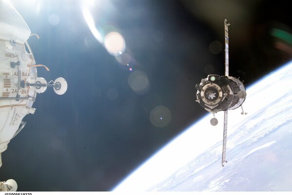 Стыковка с космической станцией на фоне Земли Созвездие Стрельца в ночном небе