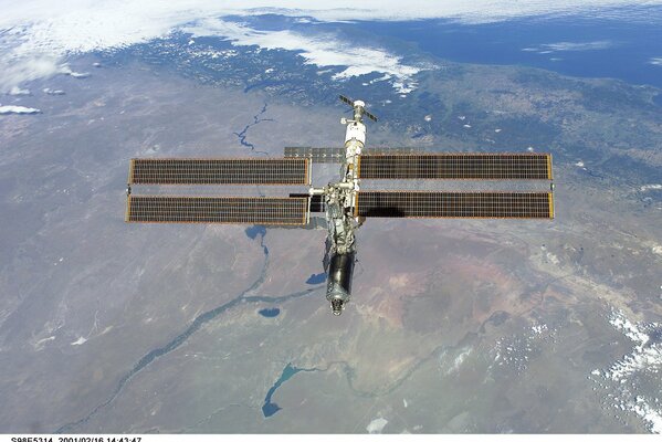 Фото космической станции на фоне земли