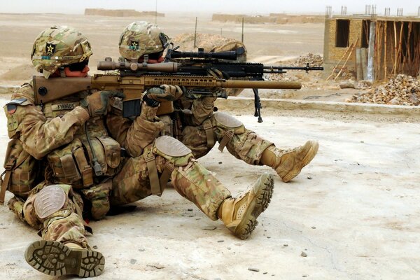 Soldaten in Uniform und mit Waffen zielen irgendwo hin