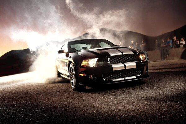 Ford Mustang gt500 dryfuje na drodze