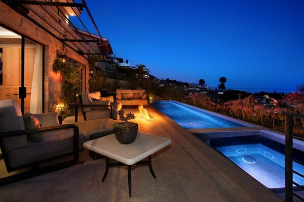 Un endroit où il fait bon. Piscine privée au coucher du soleil