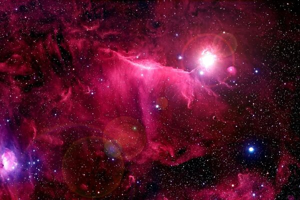 Nebulosa roja en el espacio abierto