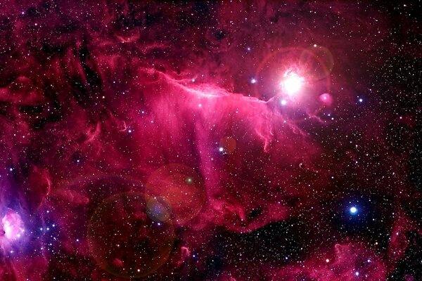 Nebulosa rossa nello spazio