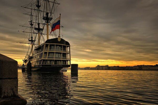 Schiff in St. Petersburg Blick von der Uferpromenade