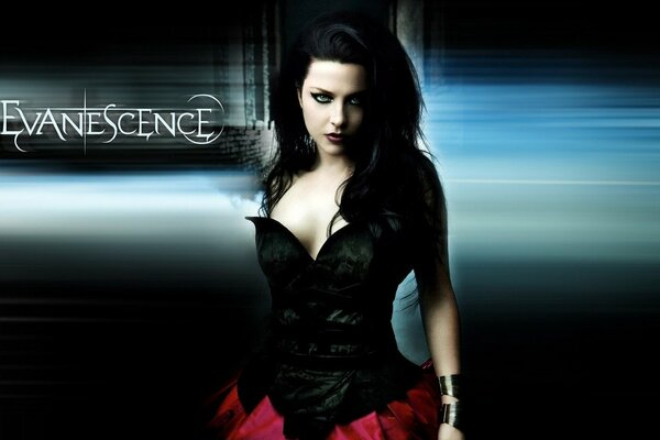 Wokalistka zespołu Evanescence w czarnym gorsecie i szkarłatnej spódnicy