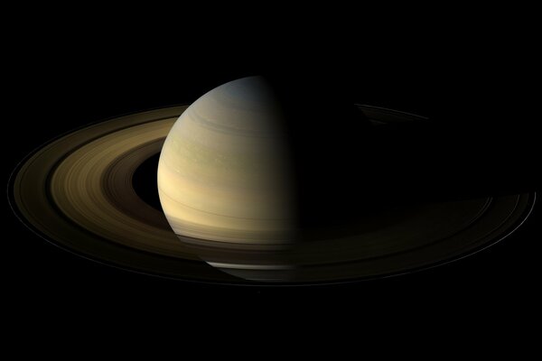 Ein dunkles Bild des Saturn und seiner Ringe