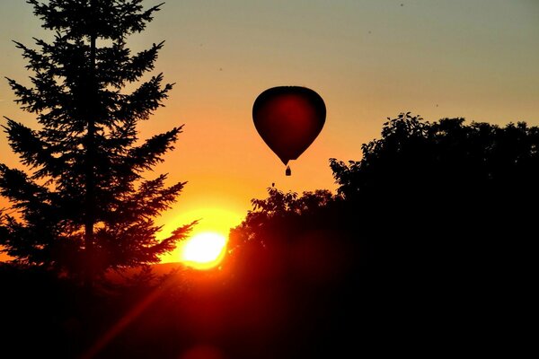 Volar al cielo en una bola, en un hermoso amanecer!