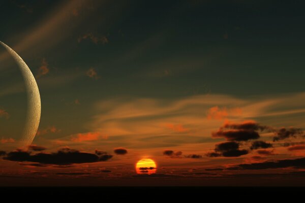 Blick auf die untergehende Sonne und den aufsteigenden Mond in den Wolken