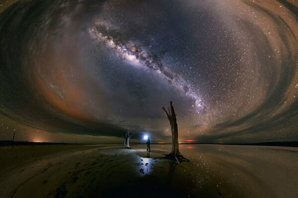 El hombre de la linterna brilla en la noche y el infinito