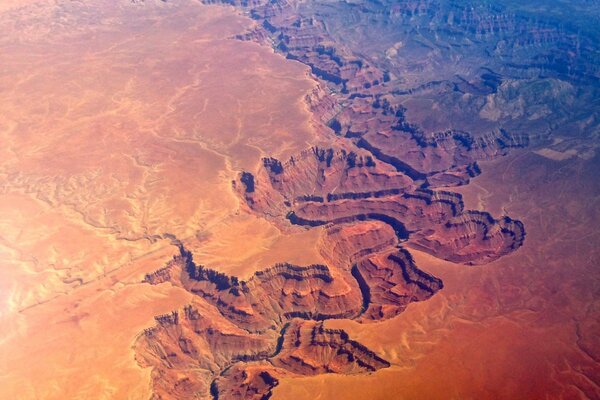 Un enorme cañón rojo y marrón en la distancia